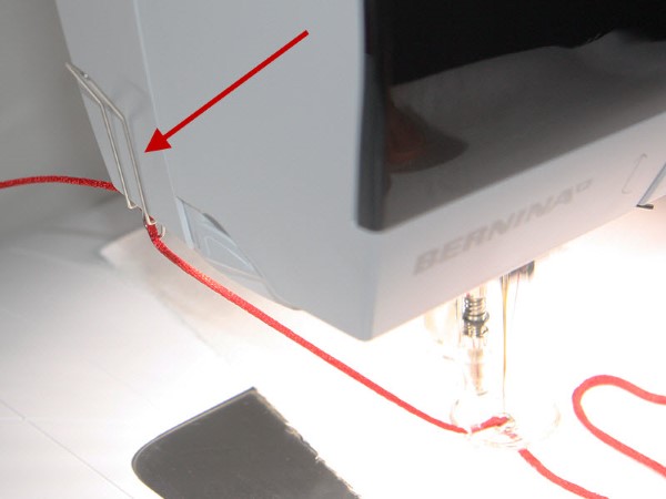 Guide fil pour pied pour la couture de cordons 43 Bernina