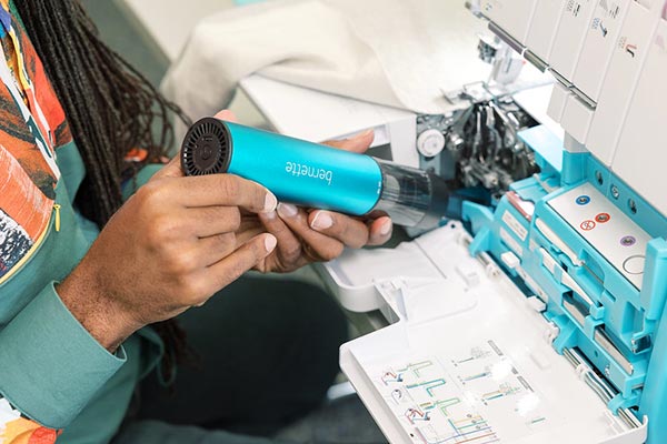 Mini aspirateur pour surjeteuses et machines à coudre Bernette