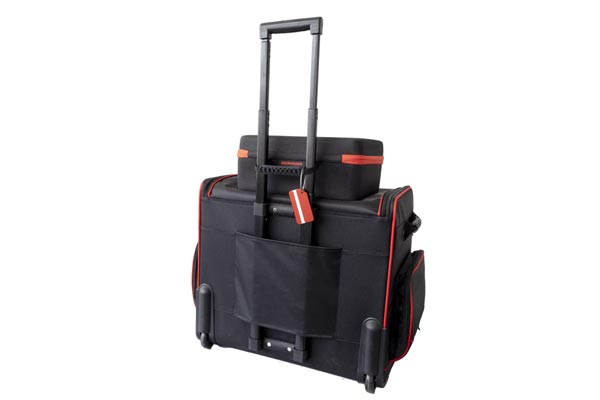 Valise et coffret d'accessoires pour surjeteuse Bernina