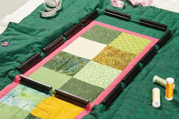 Réalisation avec le cadre à broder moyen 215x405mm à pinces pour bordures