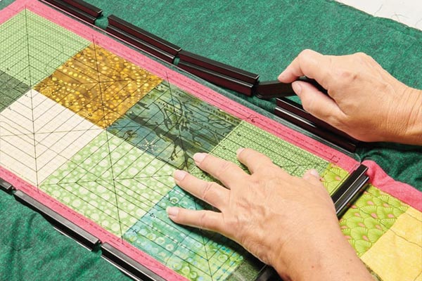 Outil de retrait pour le cadre à broder moyen à pinces pour bordures Bernina