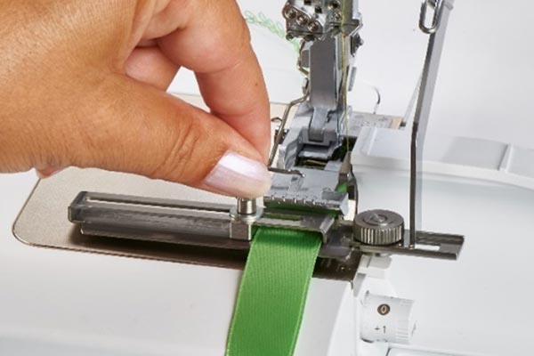 Guide pose ruban réglable Bernina 10mm