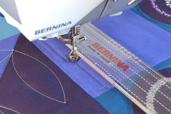 Travail à la règle avec la plaque à aiguille BISR avec capteur Bernina Série 9