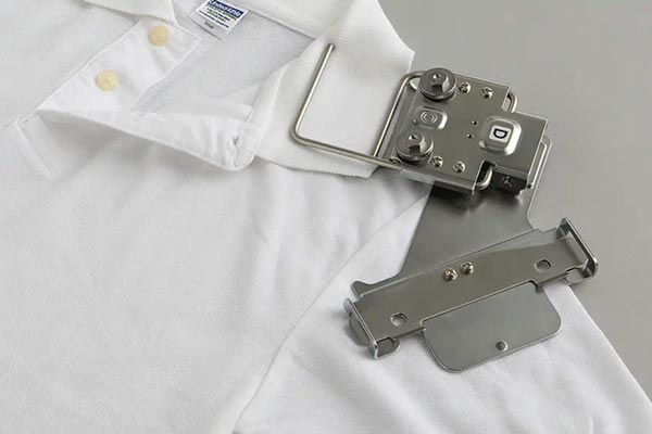 Utilisation sur col de chemise du cadre clipsable Brother PRCLP45LR