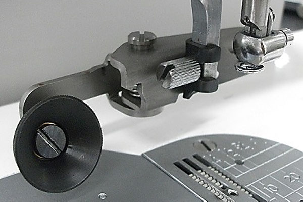 Pied roulant rétractable Janome