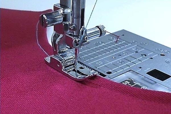 Couture des courbes avec la plaque et le pied HP Janome