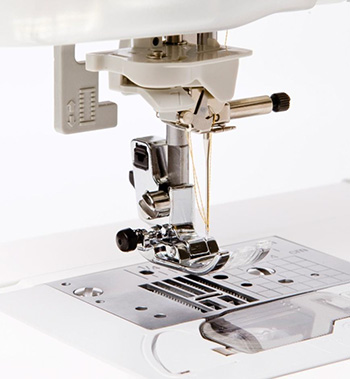 Machine à coudre Brother Innovis VQ2 - Enfile-aiguille