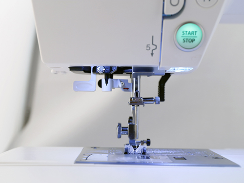 Machine à coudre Janome DC 7100 - Système d'enfile aiguille