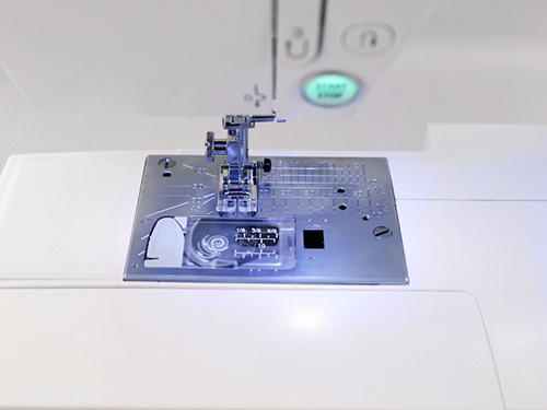 Machine à coudre Janome DC 7100 - Crochet rotatif à plat