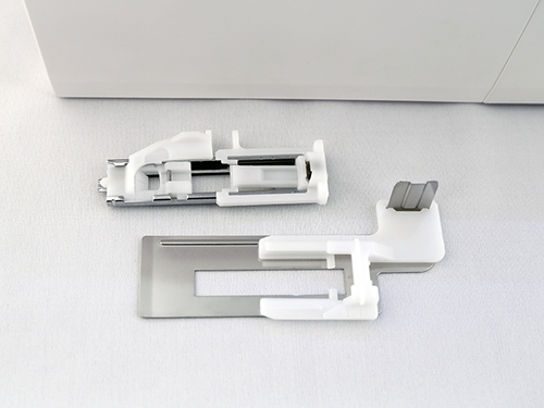 Machine à coudre Janome DC 7100 - Pied boutonnière