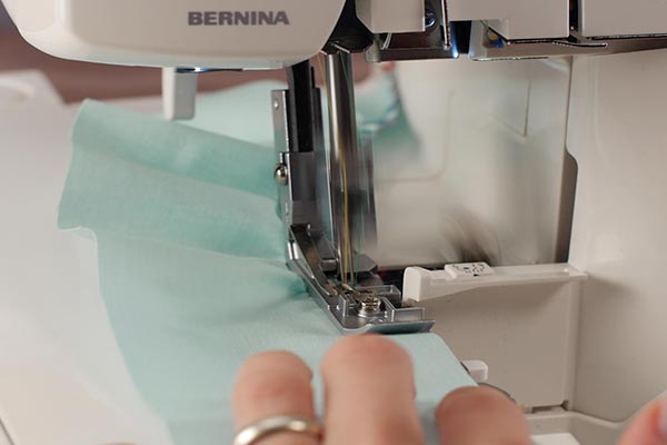 De l'enfilage à la couture décorative - Le Grand Livre du Surjet Bernina