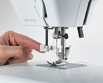 Enfileur semi-automatique de la machine à coudre Bernette b33