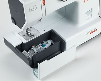 Espace de rangement pour accessoires de la machine à coudre Bernette b35
