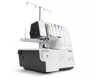 Large espace de travail et grande vitesse de couture - Recouvreuse Bernette Funlock b42