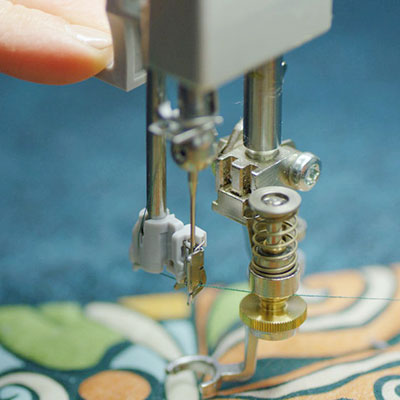 Enfilage et embobinage rapides - Bernina Q16 
