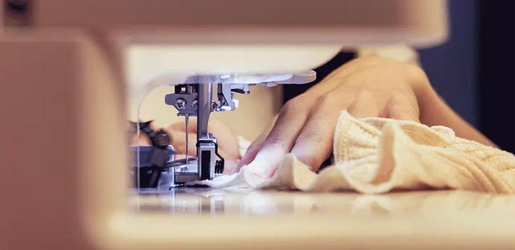 Zone de travail bien éclairée - Surjeteuse Brother Airflow 3000