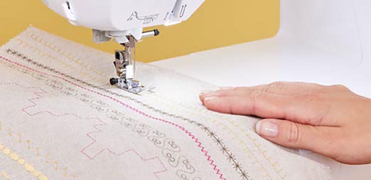 Couture et quilting avec la machine à coudre et à broder Brother Innovis NV2700