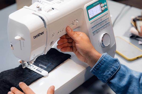 Boutonnière automatique de la machine à coudre Brother Innovis A65
