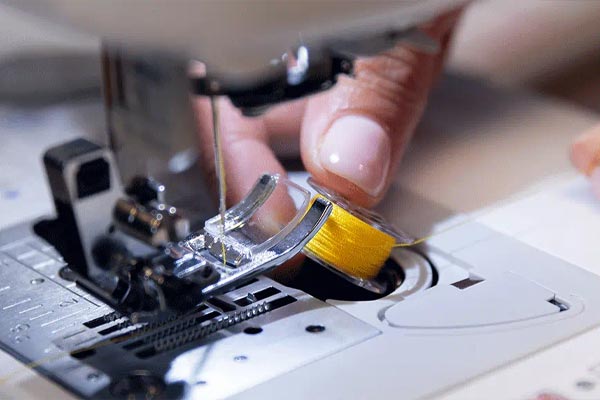 Mise en place de la canette dans la Brother Innovis A65