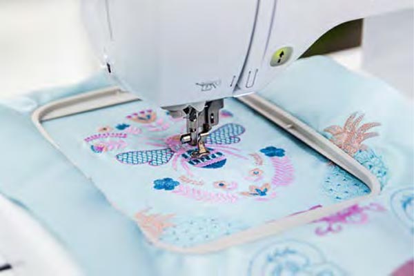 Motifs de broderie intégrés dans la Brother Innovis F540e