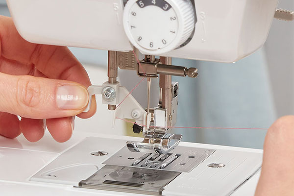 Enfilage de l'aiguille - Brother KD40S Little Angel