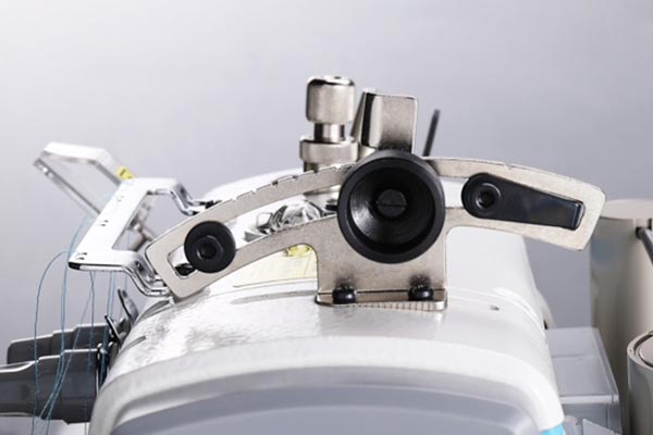 Alimentation par le haut - Surjeteuse industrielle JACK C5T