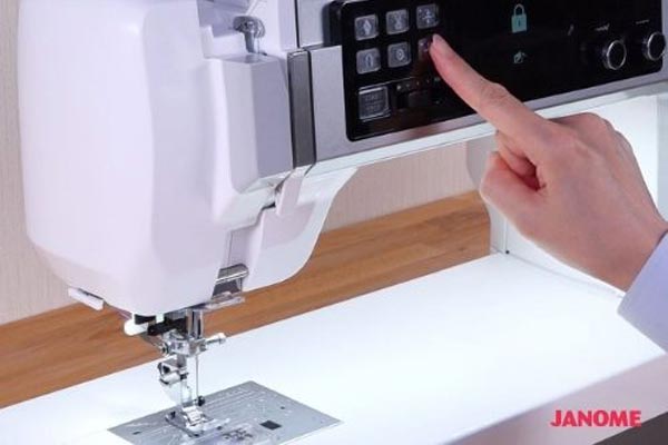 Enfileur d'aiguille automatique intégré - Janome Continental M17