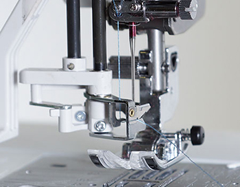 Enfile-aiguille avancé de la machine à coudre Janome Skyline S7