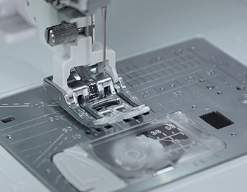 Pied accufeed de la machine à coudre Janome Skyline S7