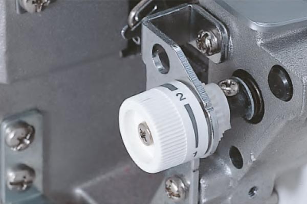 Réglage de la largeur de coupe - Surjeteuse Juki MO-204D