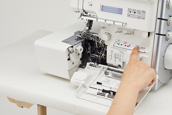 Enfilage simplifié des boucleurs - Surjeteuse JUKI MO-2500 Sumato
