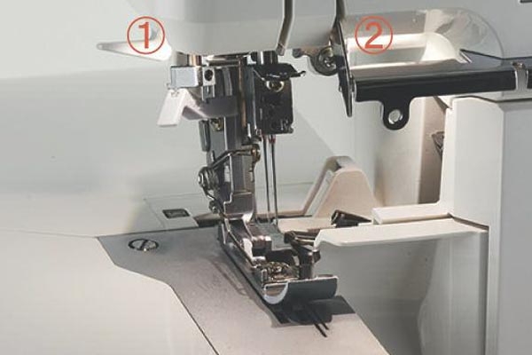Espace de travail éclairé de la surjeteuse Juki MO-3500 Sumato