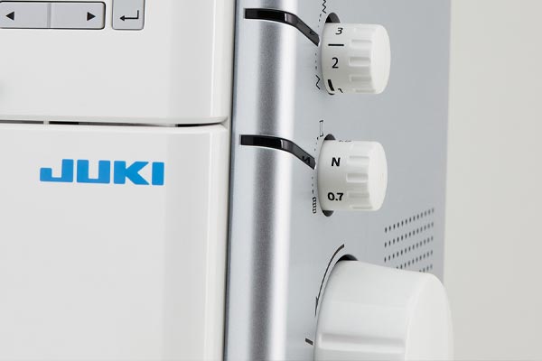 Longueur de point et différentiel ajustables - Surjeteuse JUKI MO-3500 Sumato