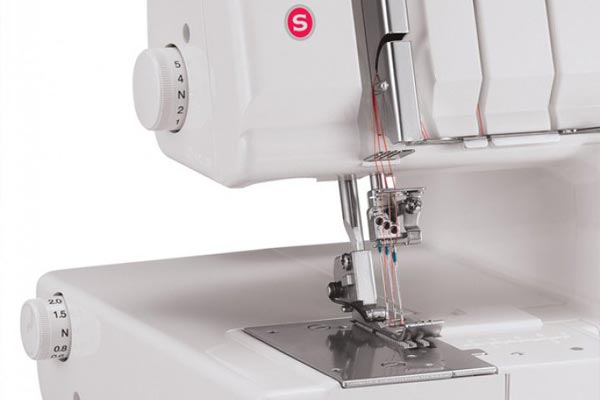 Pression du pied réglable - Recouvreuse Singer 14T970C
