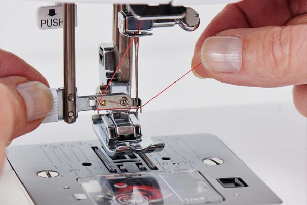 Enfileur d'aiguille de la machine à coudre Singer Elite ME457