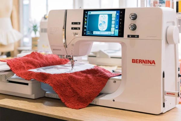 Grand espace de broderie de la Bernina 700 PRO