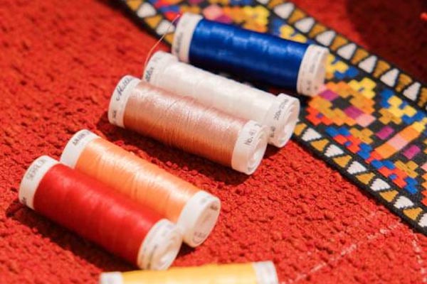 Sélection de la couleur avec  la machine à broder Bernina 700 PRO