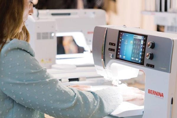 Fonctionnalités automatisées de la machine à coudre Bernina 735 PRO