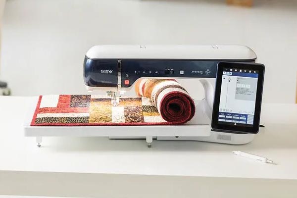 Espace de travail de 35,8 cm de la machine à coudre et à broder Brother Aveneer EV1