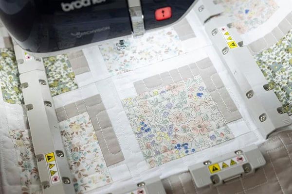 Quilting de bord à bord, avec 15 motifs inclus pour la machine à coudre et à broder Brother Aveneer EV1