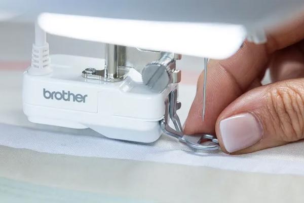 Régulateur de point ISR de la machine à coudre et à broder Brother Aveneer EV1