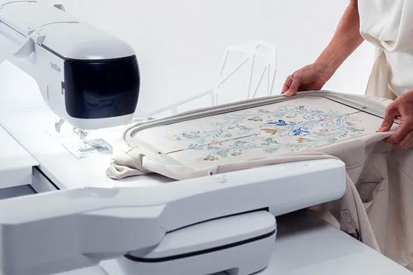 Surface de broderie de la machine à coudre et à broder Brother Aveneer EV1