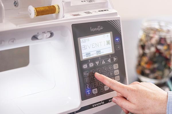 Grand écran LCD intuitif de la Brother Innovis NV1150