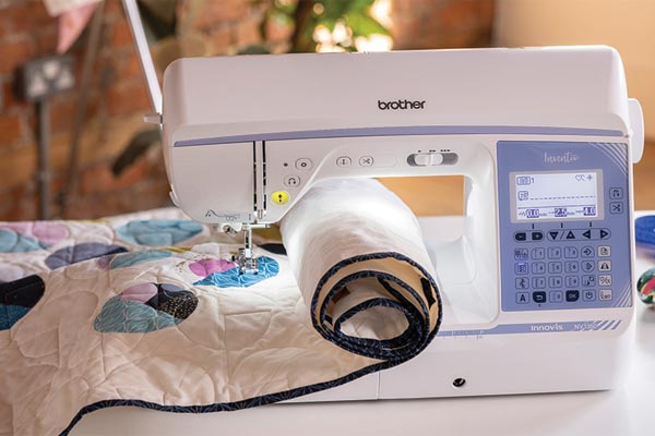 Grande surface de travail  de la Brother Innovis NV1350