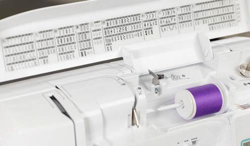 241 points de couture utilitaires et décoratifs intégrés dans la Brother Innovis F560