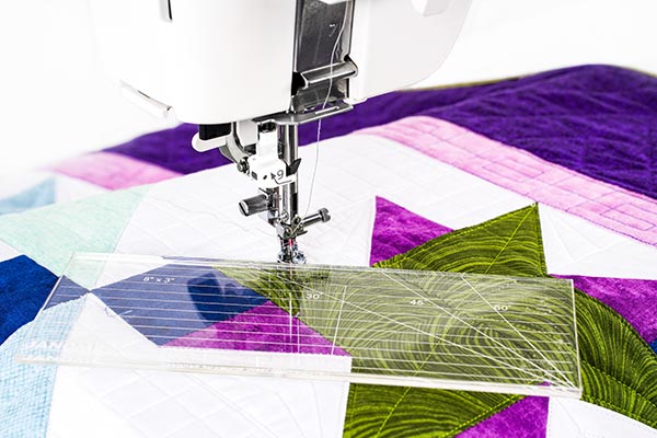 Ecran tactile couleur de 7 pouces - Janome Continental M6