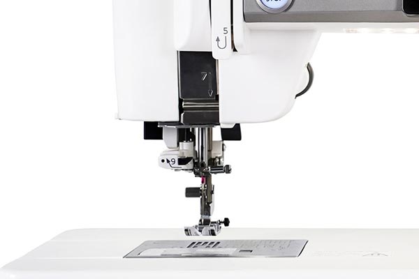 Enfileur d'aiguille de la Janome Continental M8