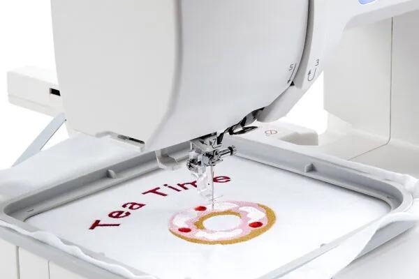 Personnalisez vos broderies avec la machine à coudre et à broder Janome MC1000