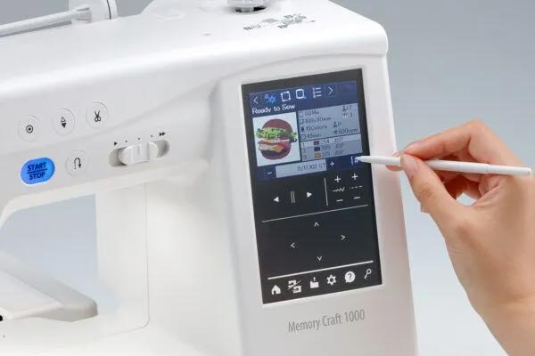 Ecran tactile de la machine à coudre et à broder Janome MC1000