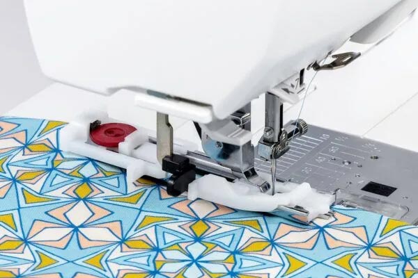 Nombreux accessoires inclus avec la machine à coudre et à broder Janome MC1000